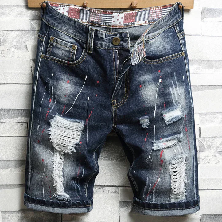Bermuda Jeans Infantil Destroyed Lavagem Escura com Rasgos Desfiados e Barra Dobrada