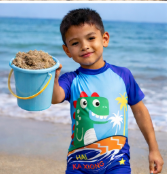 Conjunto Praia Infantil Menino Camiseta de Banho Manga Curta Estampada e Short de Banho