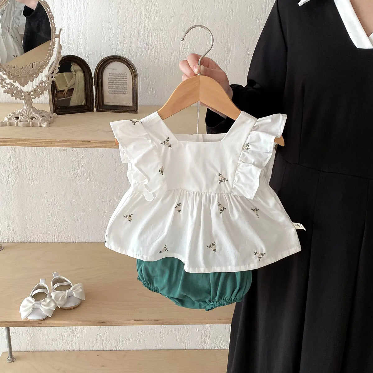 Conjunto Bebê  Menina 2 Peças Bata Branca com Babados e Short Bloomer