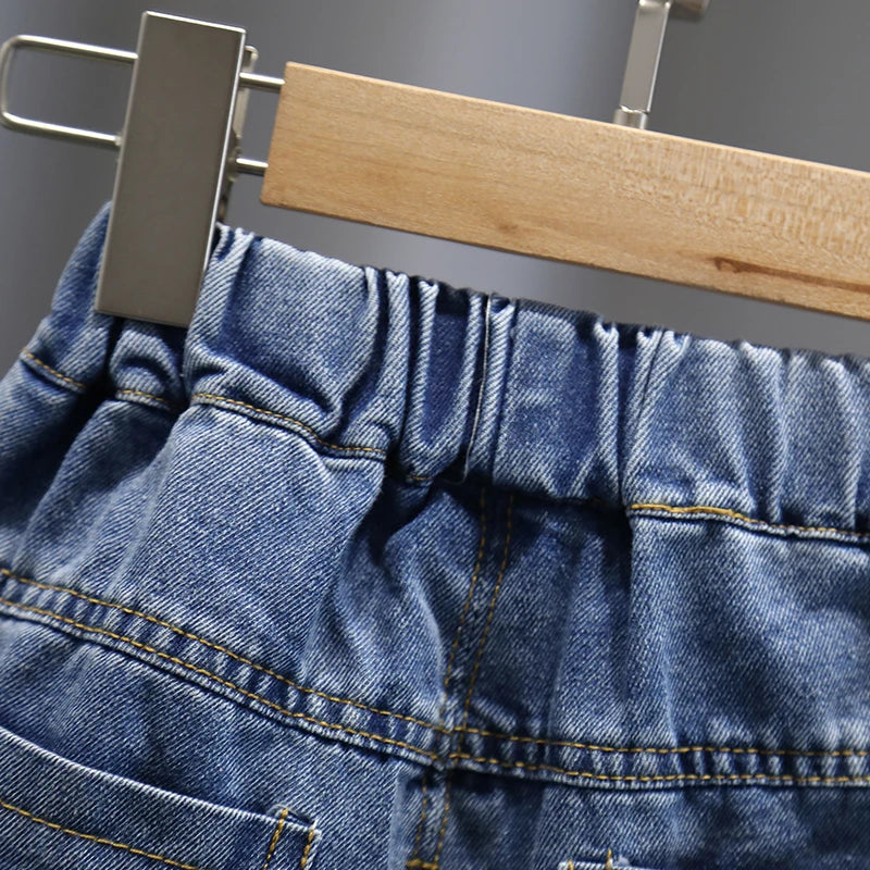 Bermuda Jeans Infantil Menino com Cós Elástico e Aplicação Urso