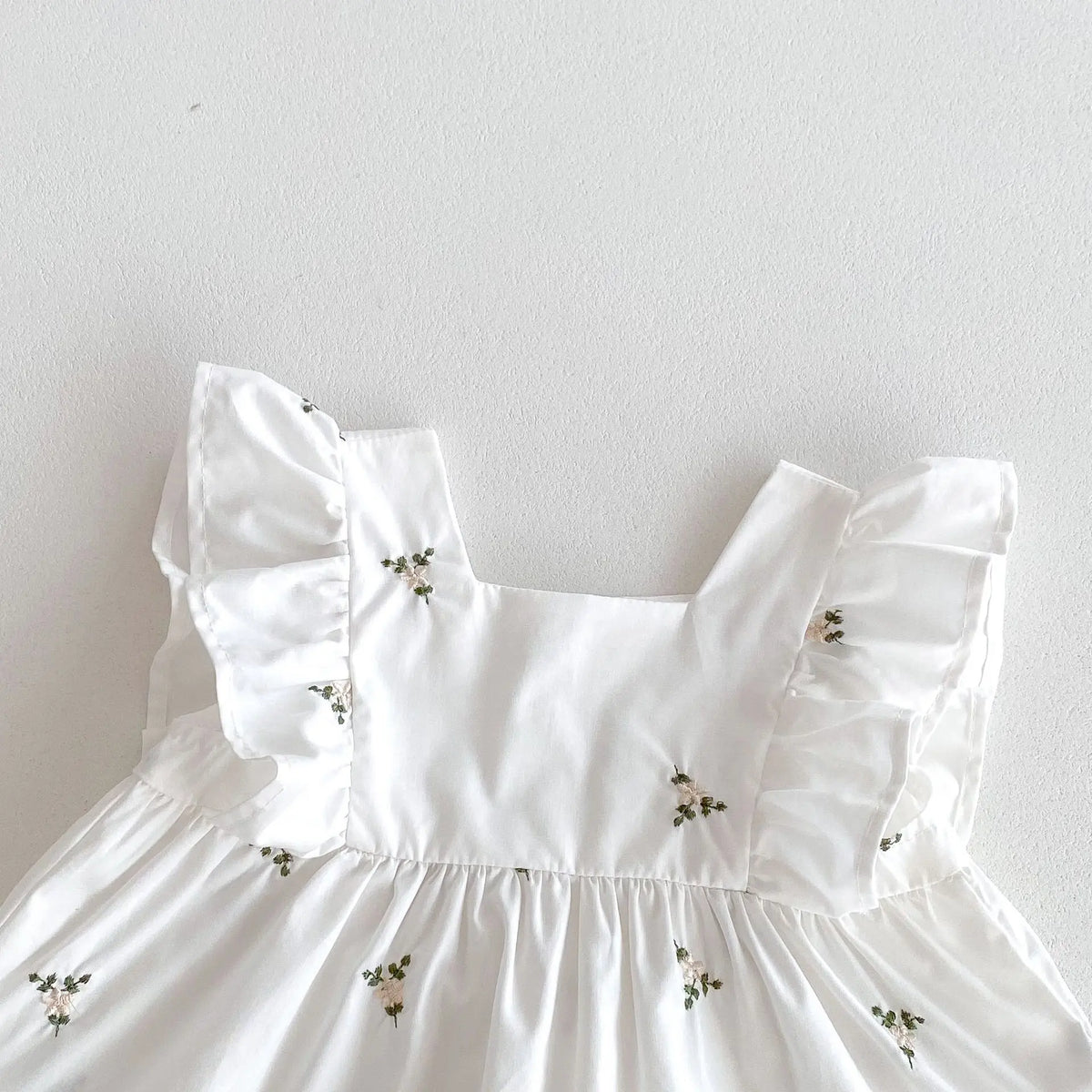 Conjunto Bebê  Menina 2 Peças Bata Branca com Babados e Short Bloomer