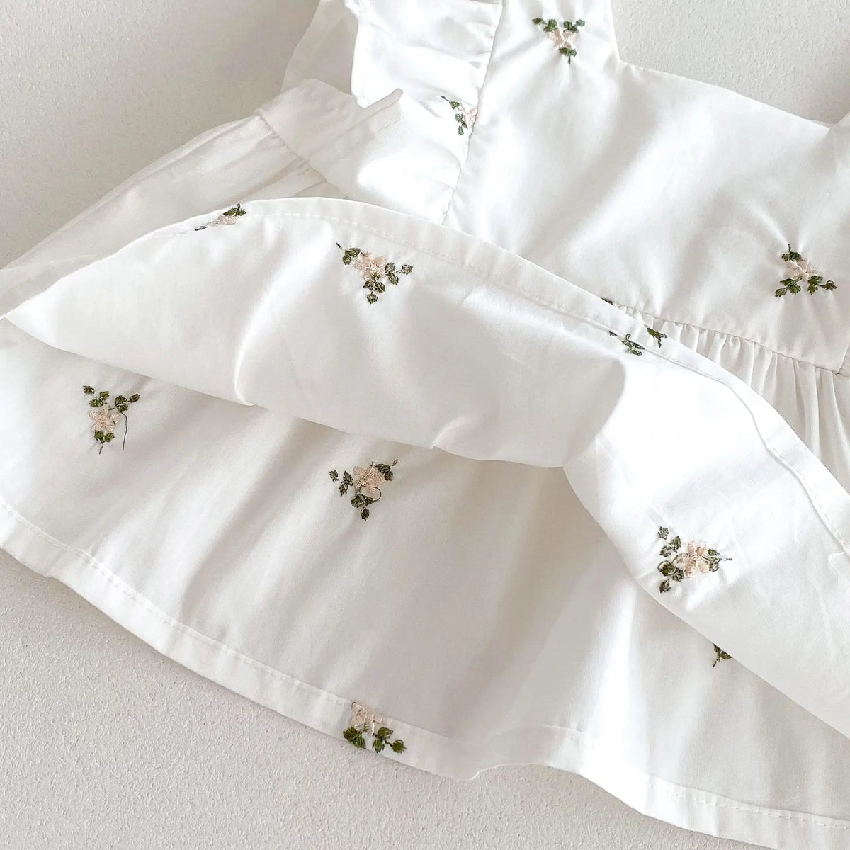 Conjunto Bebê  Menina 2 Peças Bata Branca com Babados e Short Bloomer