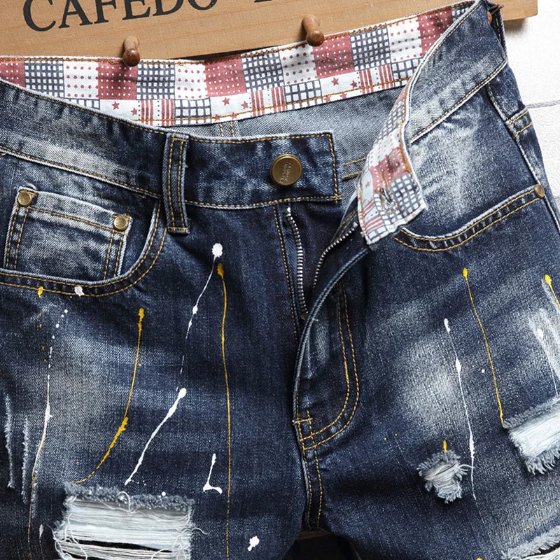 Bermuda Jeans Infantil Destroyed Lavagem Escura com Rasgos Desfiados e Barra Dobrada