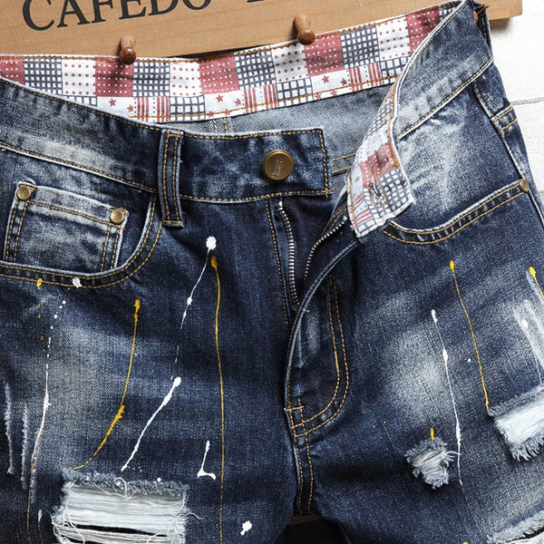 Bermuda Jeans Infantil Destroyed Lavagem Escura com Rasgos Desfiados e Barra Dobrada