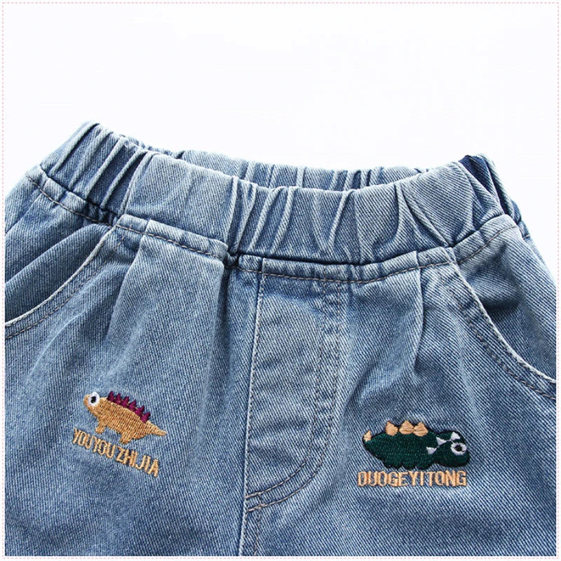 Bermuda Jeans Infantil  com Cós Elástico e Bordados de Dinossauro