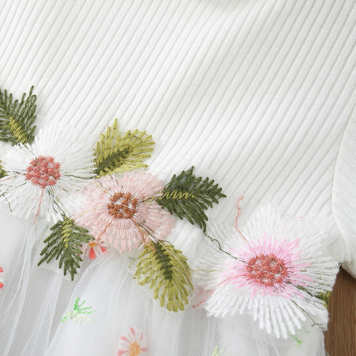 Vestido Bebê Menina Manga Curta Corpo Canelado Saia de Tule Bordado Floral