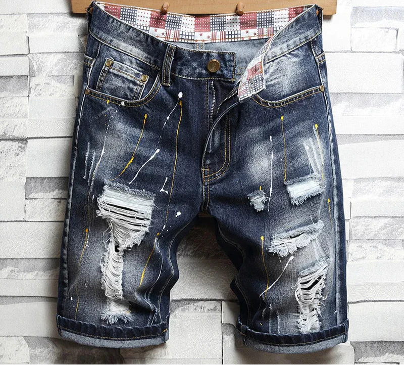 Bermuda Jeans Infantil Destroyed Lavagem Escura com Rasgos Desfiados e Barra Dobrada