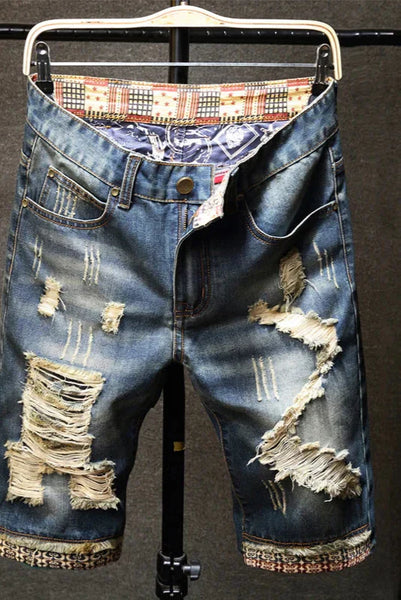 Bermuda Jeans Infantil Destroyed Lavagem Escura com Rasgos Desfiados e Barra Dobrada