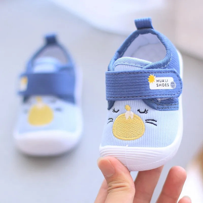 Sapatinho de Bebê com Tira de Fecho e Bordado Rostinho de Gatinho