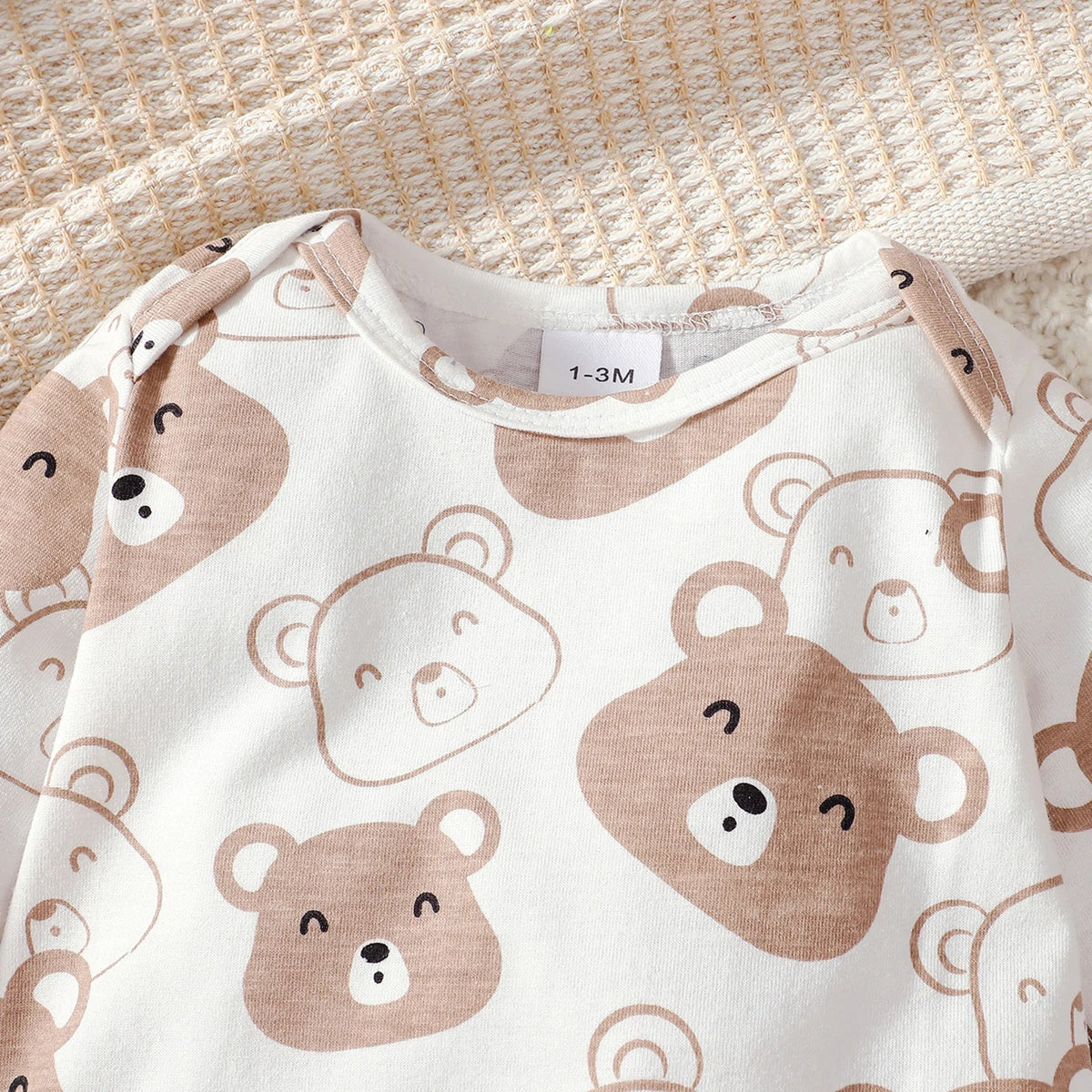 Conjunto Bebê  Menina 4 Peças Body Manga Longa Estampado Ursinho e Calça com Punho E Touca E Meias