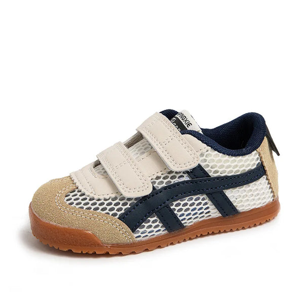 Tênis Infantil Casual com Fechamento em Tiras e Detalhe Esportivo Lateral
