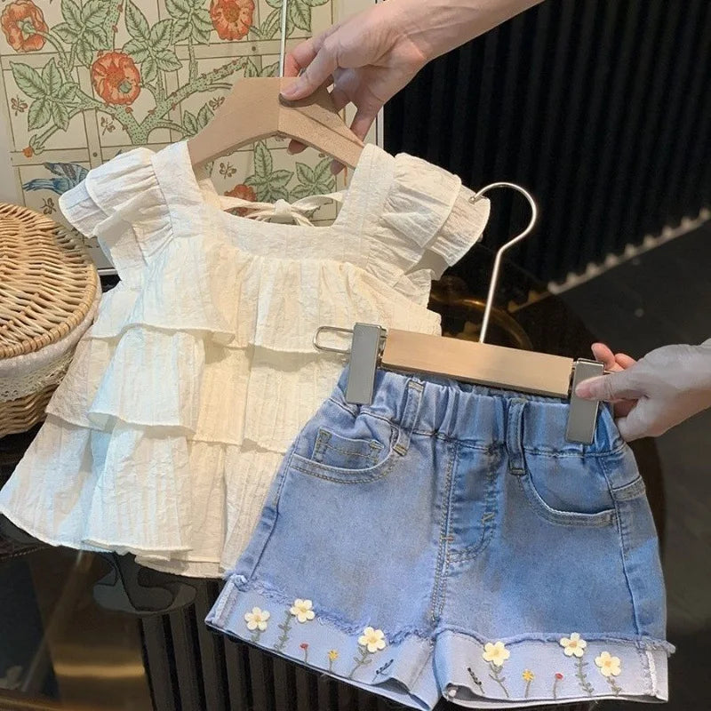 Conjunto Bebê Menina 2 Peças Blusa  com Babados e Short Jeans com Aplicação Flor