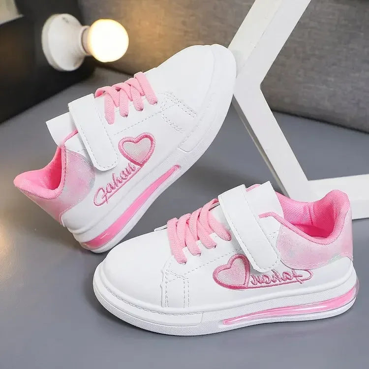 Tênis Infantil Menina com Velcro e Cadarço Detalhe Coração Cano Baixo