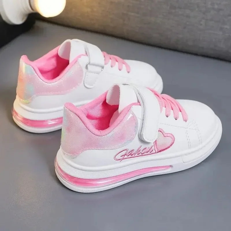 Tênis Infantil Menina com Velcro e Cadarço Detalhe Coração Cano Baixo