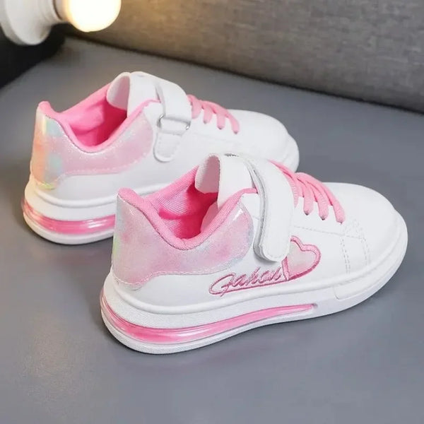 Tênis Infantil Menina com Velcro e Cadarço Detalhe Coração Cano Baixo
