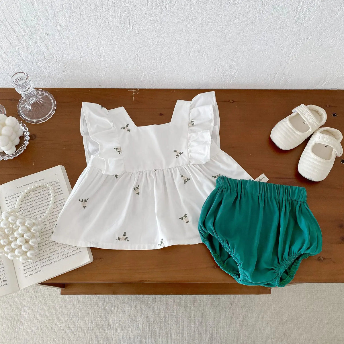 Conjunto Bebê  Menina 2 Peças Bata Branca com Babados e Short Bloomer