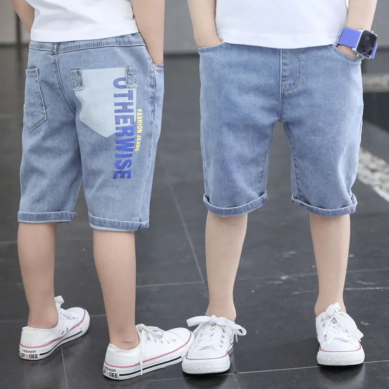 Bermuda Jeans Azul Claro com Estampa Lettering e Modelagem Ampla