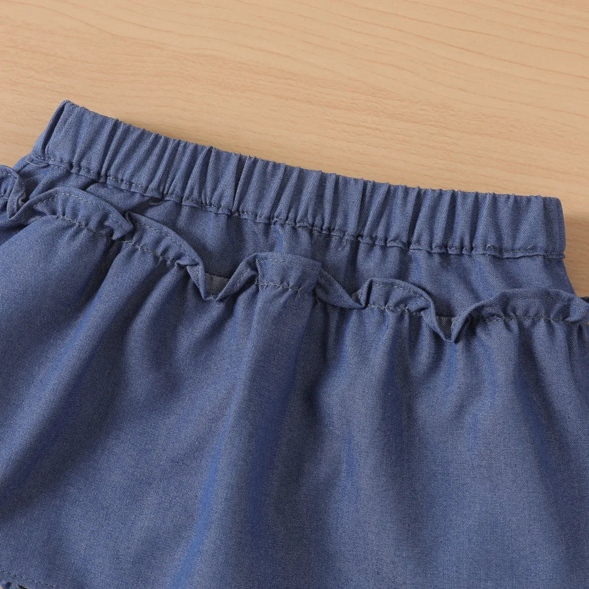 Conjunto Bebê Blusa Branca em Renda e Tapa Fralda com Saia Azul