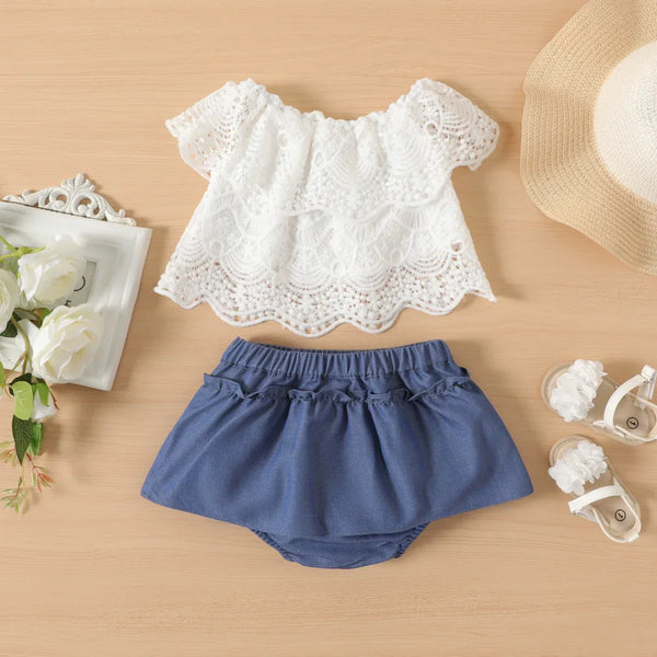 Conjunto Bebê Blusa Branca em Renda e Tapa Fralda com Saia Azul