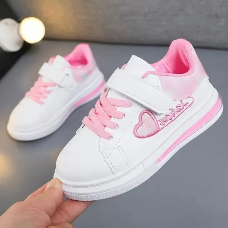Tênis Infantil Menina com Velcro e Cadarço Detalhe Coração Cano Baixo