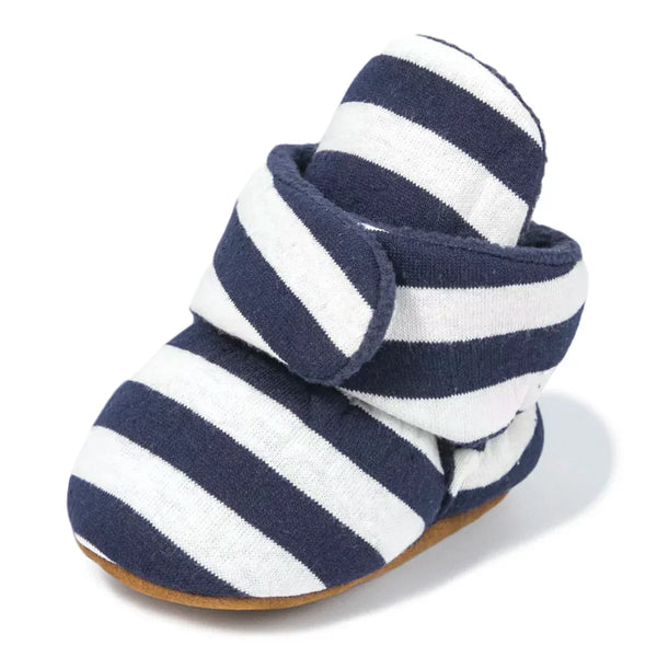 Sapatinho Bebê Tipo Botinha com Faixa Envolvente e Solado Estampado