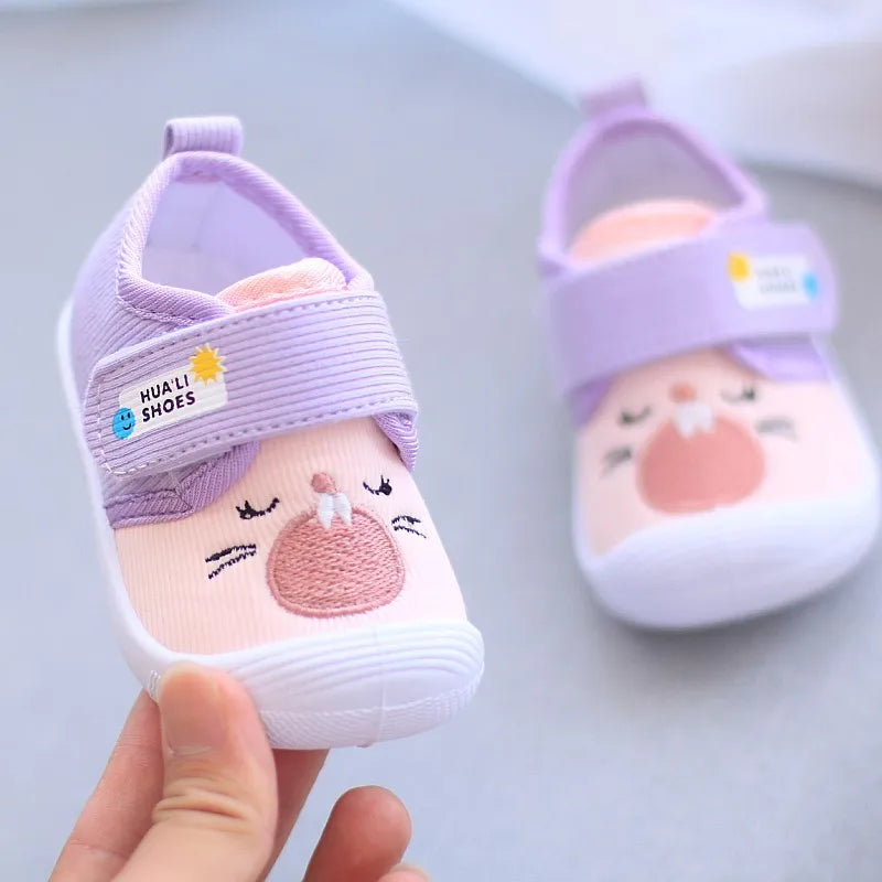 Sapatinho de Bebê com Tira de Fecho e Bordado Rostinho de Gatinho