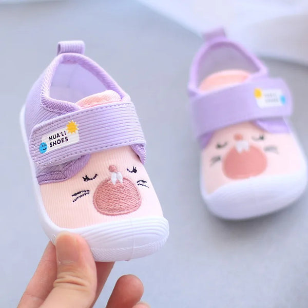 Sapatinho de Bebê com Tira de Fecho e Bordado Rostinho de Gatinho
