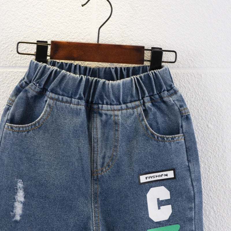 Bermuda Jeans Infantil Azul Escuro com Cintura Elástica e Rasgos Desfiados