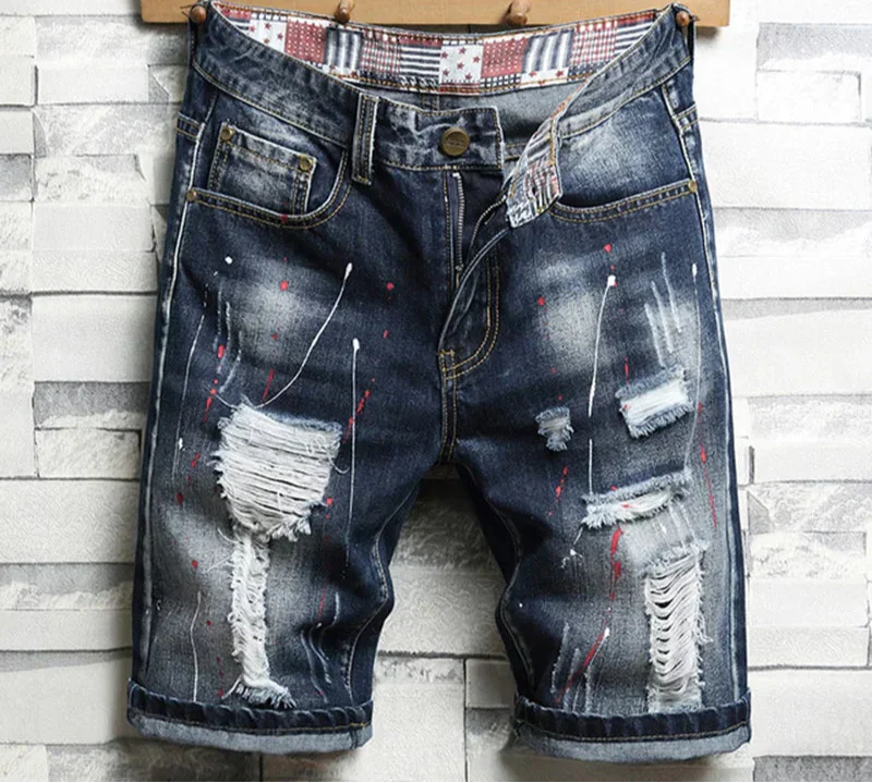 Bermuda Jeans Infantil Destroyed Lavagem Escura com Rasgos Desfiados e Barra Dobrada