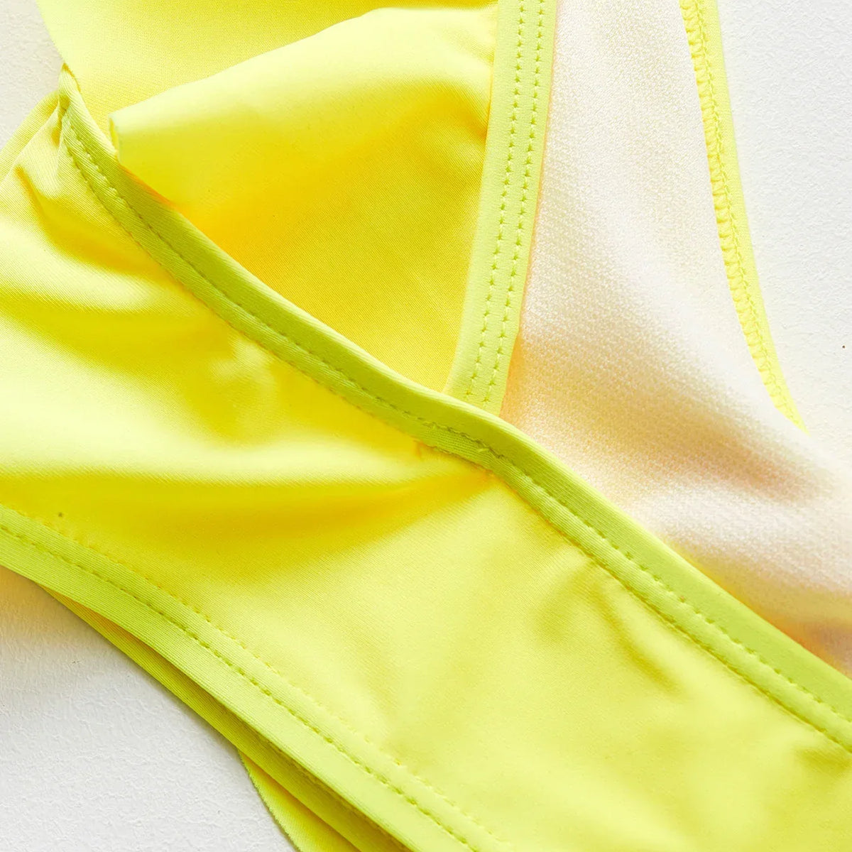 Biquíni Infantil  Menina 2 Peças Top com Babado Amarelo e Calcinha Estampa Tropical