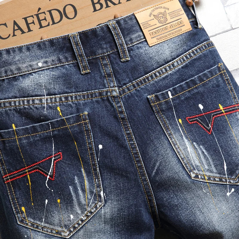Bermuda Jeans Infantil Destroyed Lavagem Escura com Rasgos Desfiados e Barra Dobrada