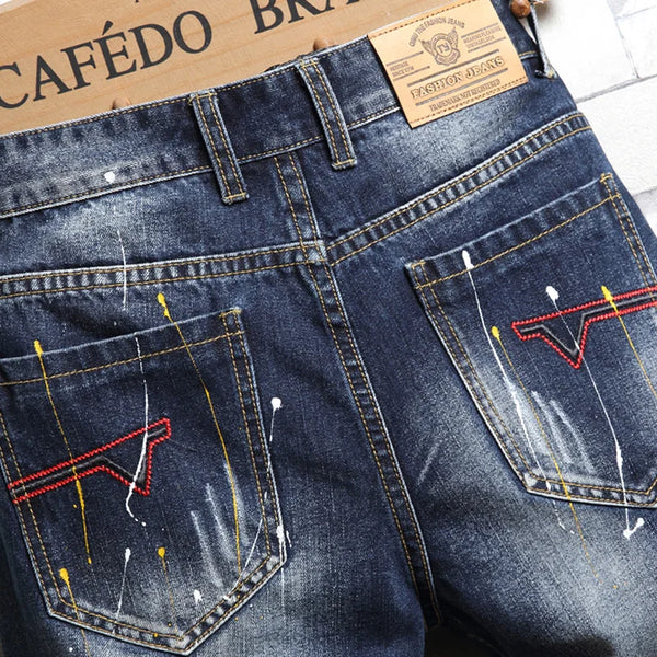 Bermuda Jeans Infantil Destroyed Lavagem Escura com Rasgos Desfiados e Barra Dobrada