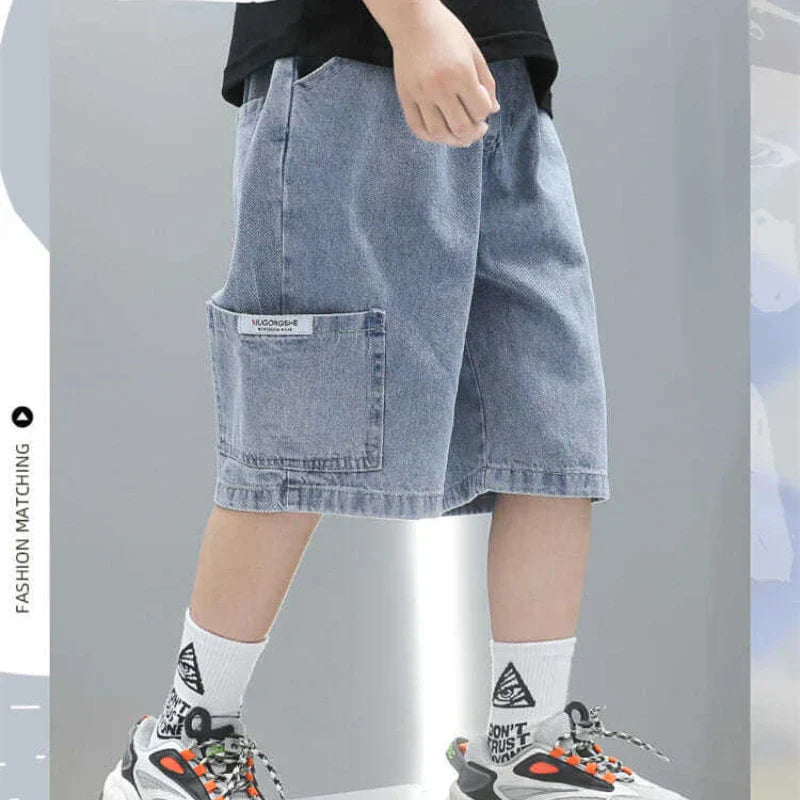 Bermuda Jeans Azul Claro com Estampa Lettering e Modelagem Ampla
