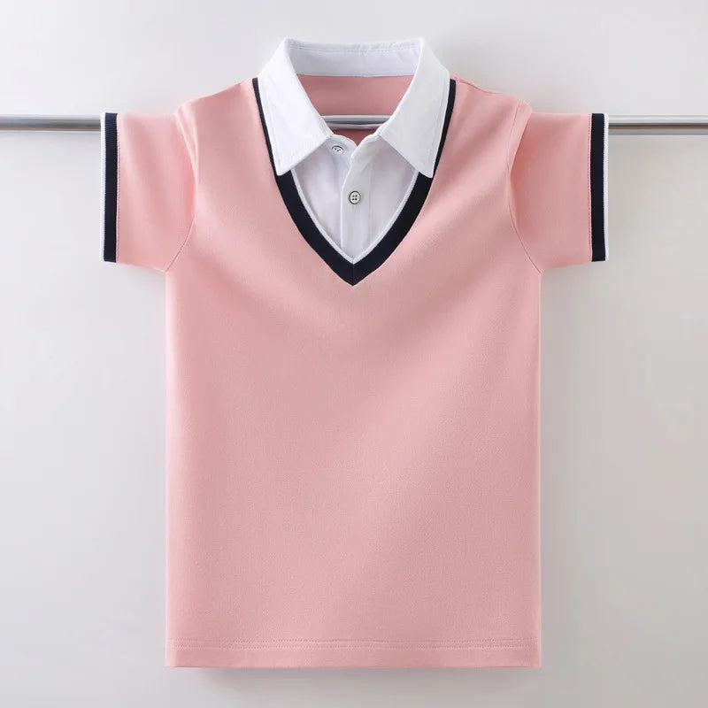 Camisa Polo Infantil Manga Curta com Gola Branca e Decote V Contrastante
