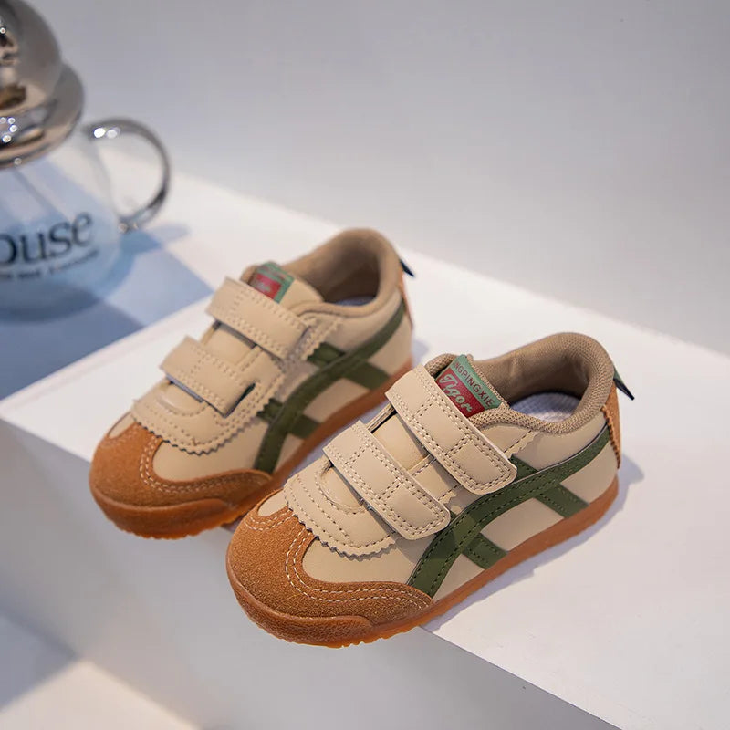 Tênis Infantil Casual com Fechamento em Tiras e Detalhe Esportivo Lateral
