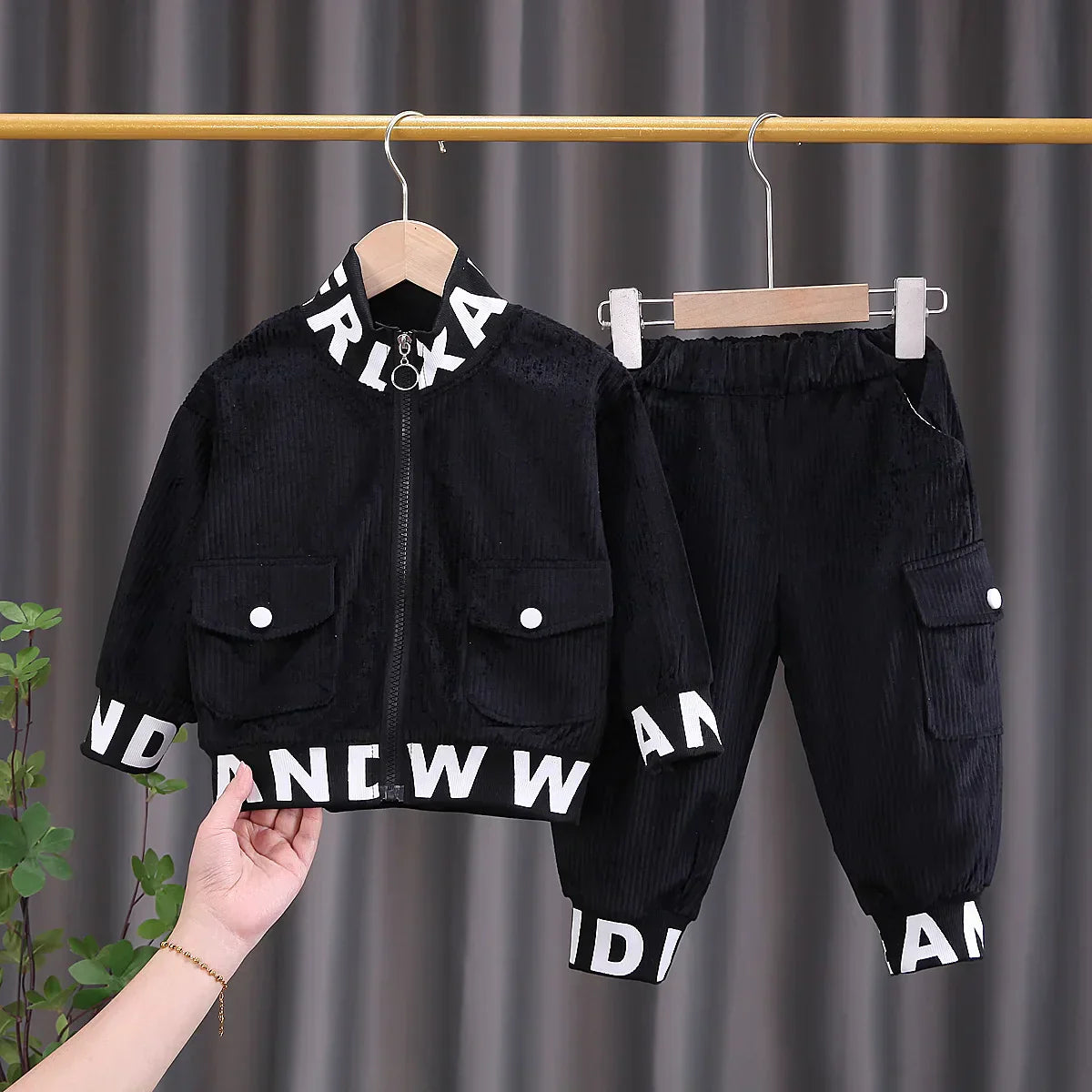 Conjunto Infantil Preto Jaqueta com Gola Alta Streetwear + Calça Jogger com Bolso Lateral