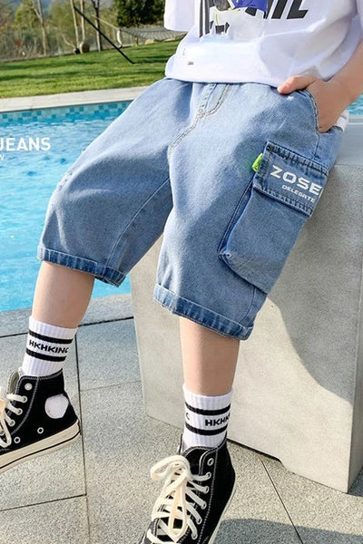 Bermuda Jeans Azul Claro com Estampa Lettering e Modelagem Ampla