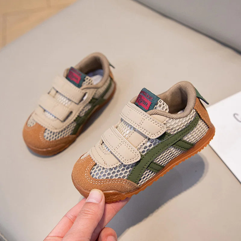 Tênis Infantil Casual com Fechamento em Tiras e Detalhe Esportivo Lateral