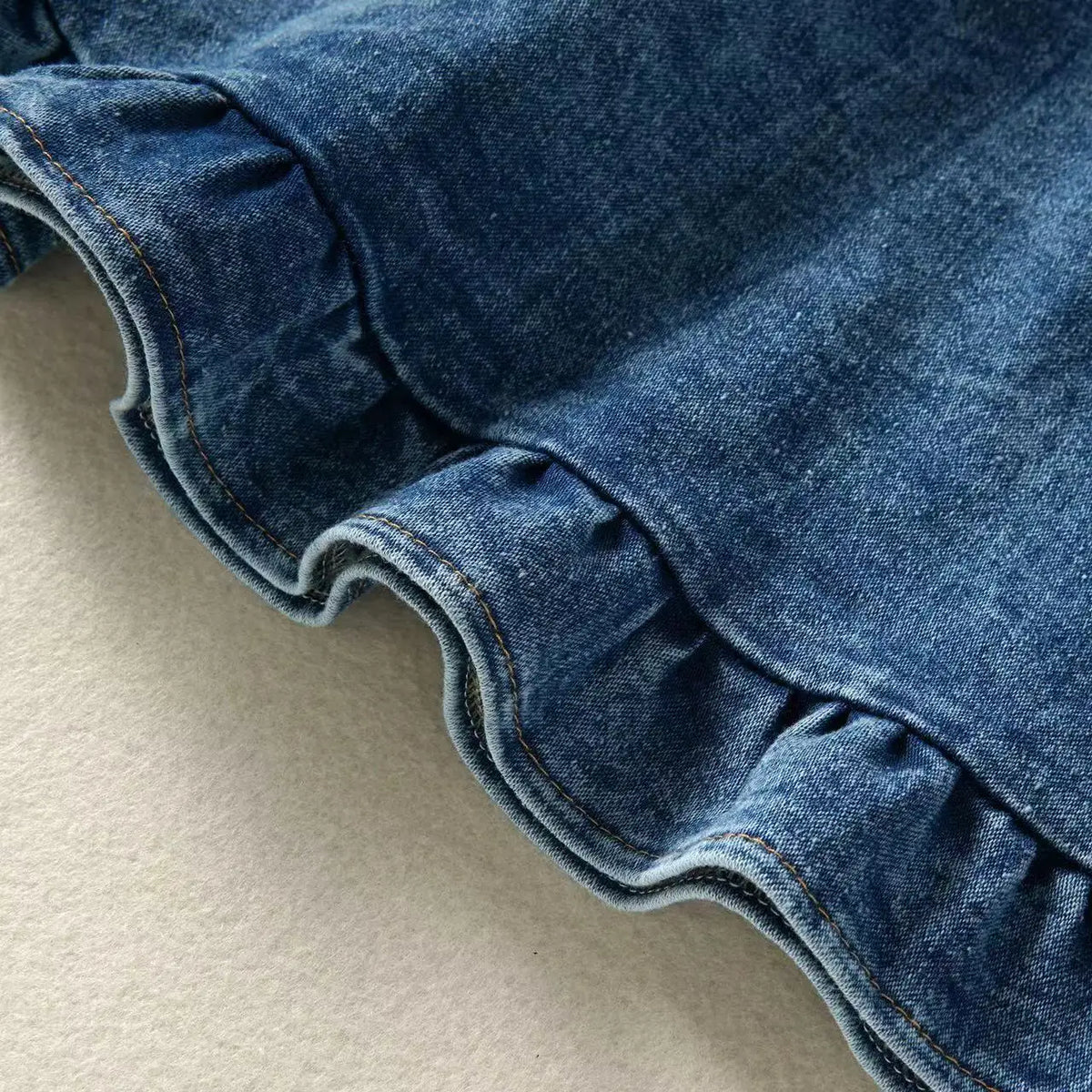 Vestido Bebê Menina Jeans Jardineira com Alças e Botões Barra com Babado