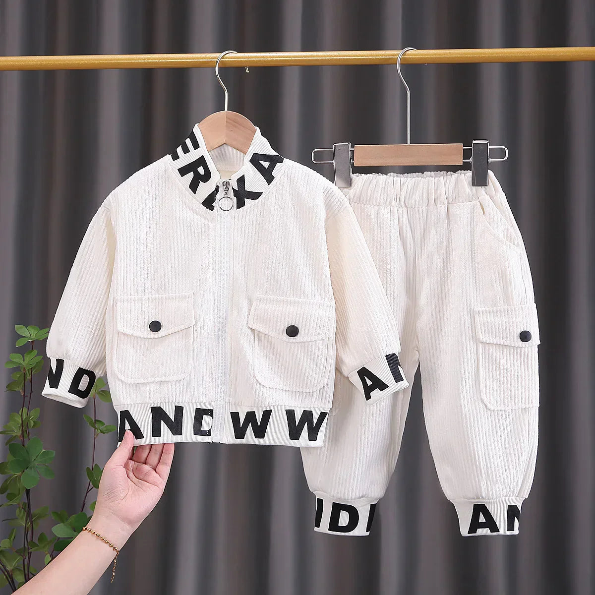 Conjunto Infantil Preto Jaqueta com Gola Alta Streetwear + Calça Jogger com Bolso Lateral