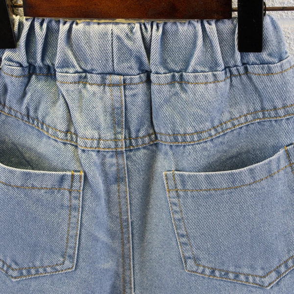 Bermuda Jeans Infantil Lavagem Clara com Cós Elástico e Rasgos Destroyed