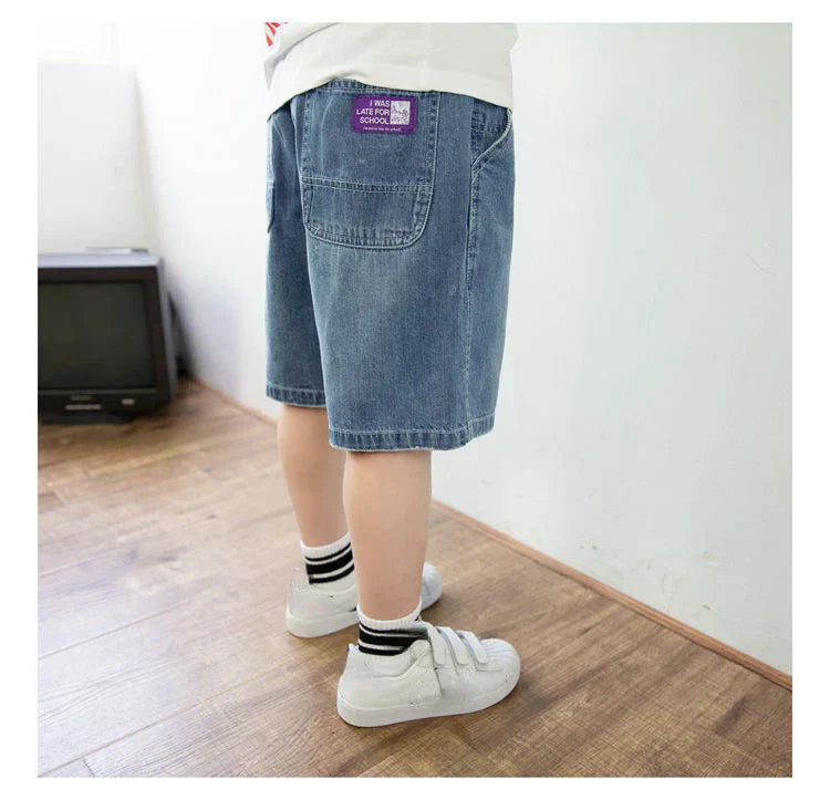 Bermuda Jeans Azul Claro com Estampa Lettering e Modelagem Ampla