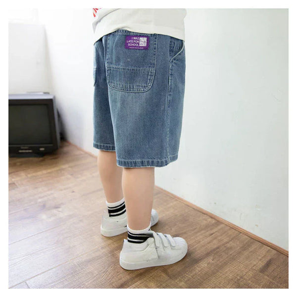 Bermuda Jeans Azul Claro com Estampa Lettering e Modelagem Ampla