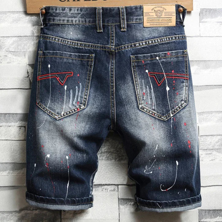 Bermuda Jeans Infantil Destroyed Lavagem Escura com Rasgos Desfiados e Barra Dobrada
