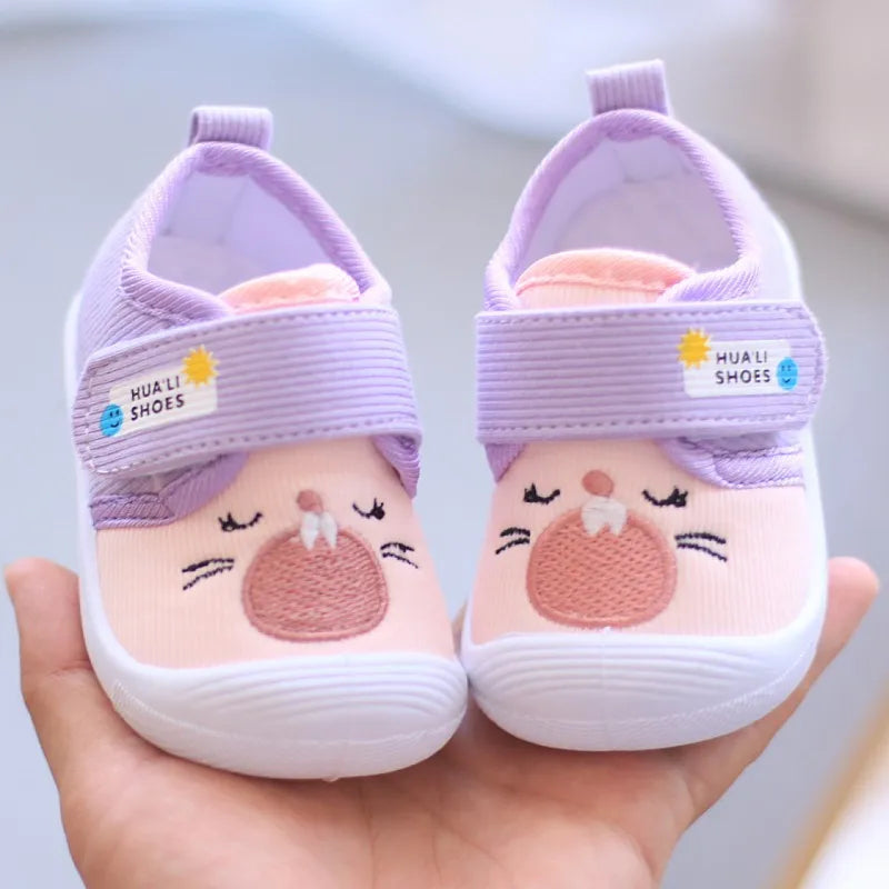 Sapatinho de Bebê com Tira de Fecho e Bordado Rostinho de Gatinho