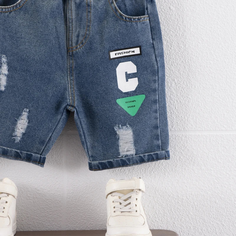 Bermuda Jeans Infantil Azul Escuro com Cintura Elástica e Rasgos Desfiados