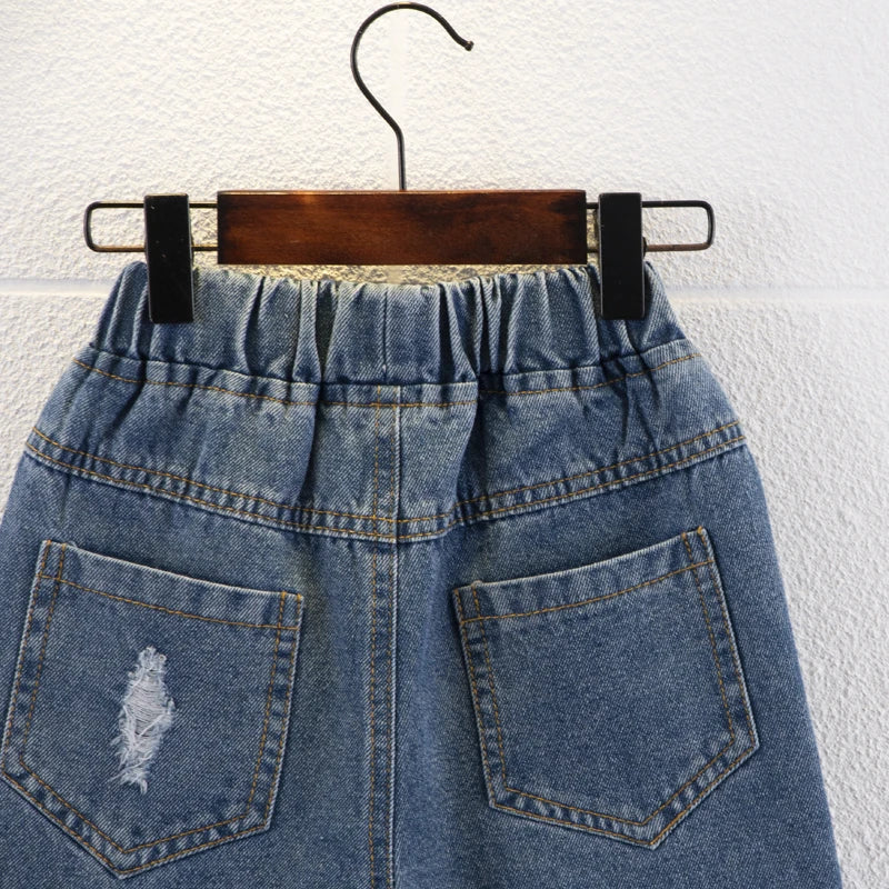 Bermuda Jeans Infantil Azul Escuro com Cintura Elástica e Rasgos Desfiados