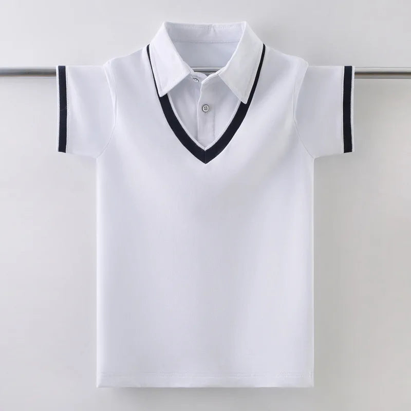 Camisa Polo Infantil Manga Curta com Gola Branca e Decote V Contrastante