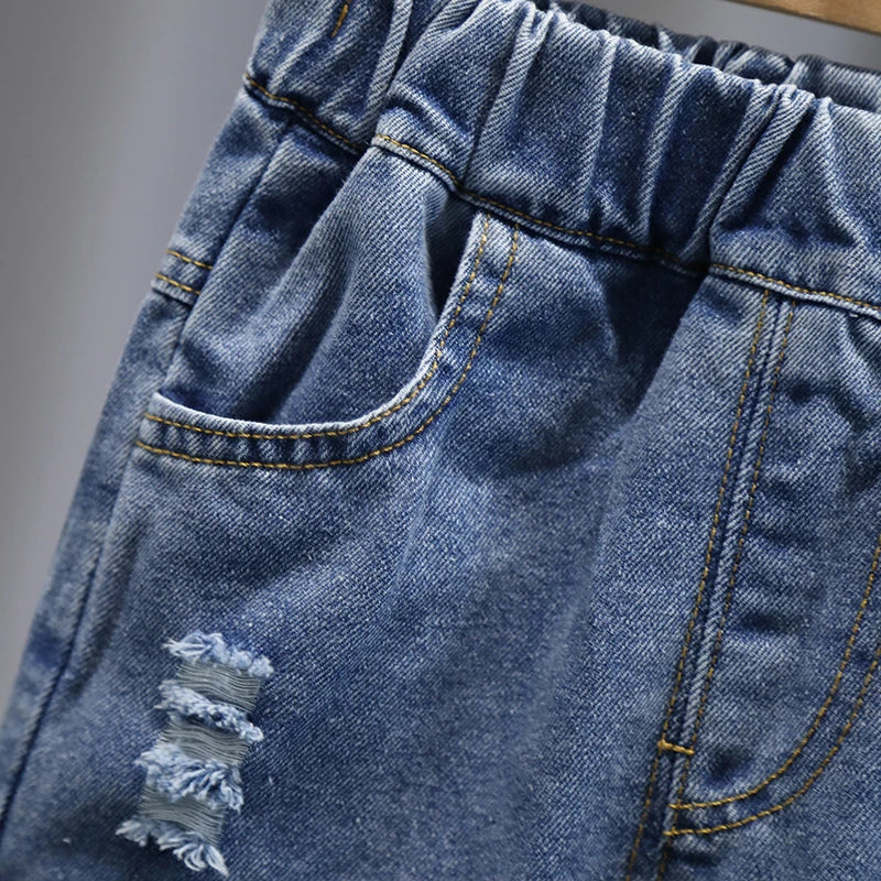 Bermuda Jeans Infantil Menino com Cós Elástico e Aplicação Urso