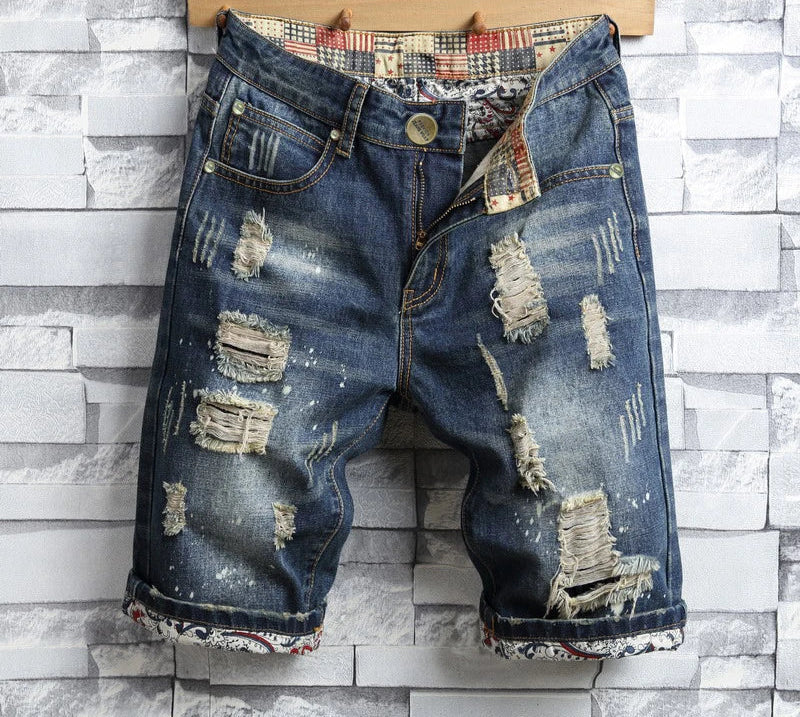 Bermuda Jeans Infantil Destroyed Lavagem Escura com Rasgos Desfiados e Barra Dobrada